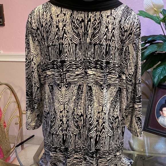 F womens Dana Buchman black stretch 3/4 sleeve plus size top 2x. EUC - Picture 2 of 3